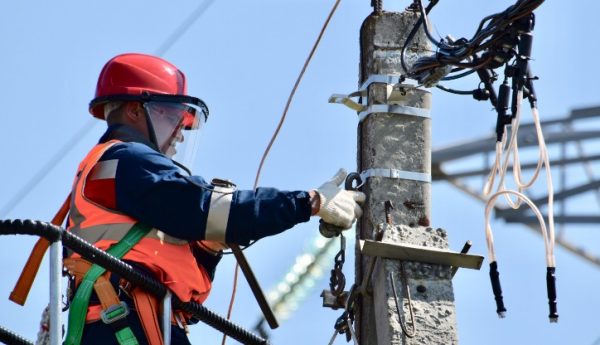 How Much Should I Be Paid As An Electrician In The UK by Benjamin Poulter